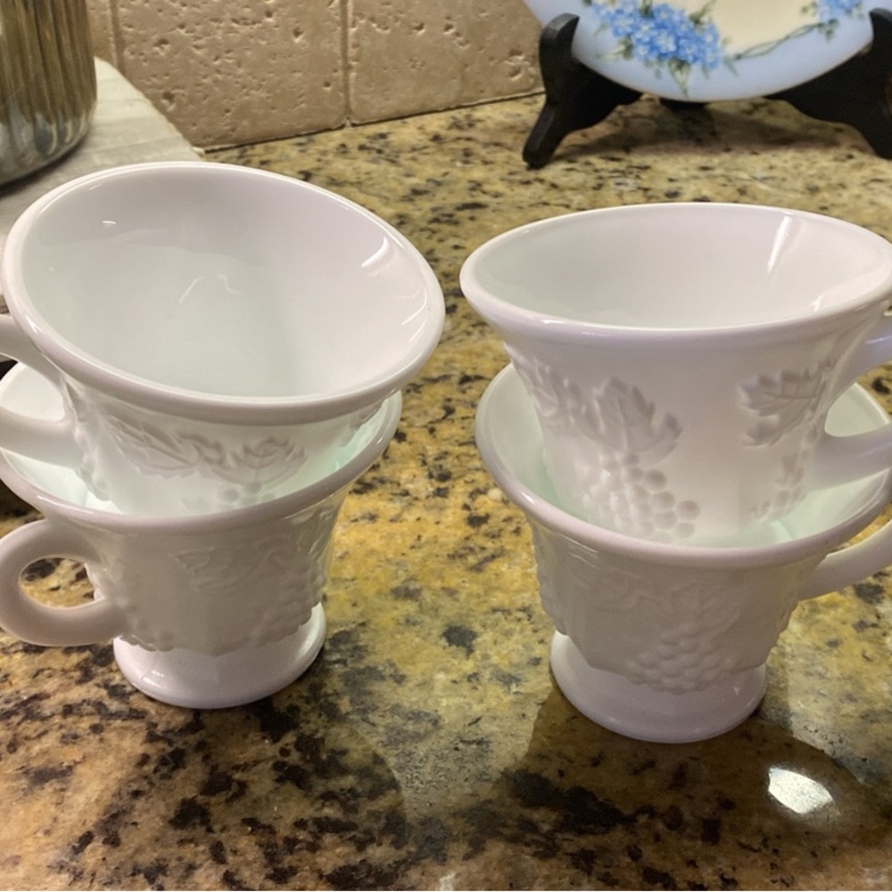 Vintage Indiana Glass Milk Glass Te Cup Set of 4 Excellent!